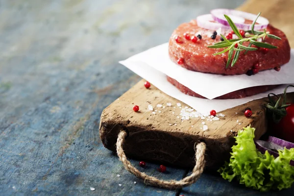 Raw Ground beef meat Burger steak cutlets with seasoning — Stock Photo, Image