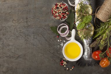 Sebzeler, otlar ve baharatlar ile ham Gökkuşağı alabalığı