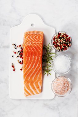 Taze çiğ somon filetosu.