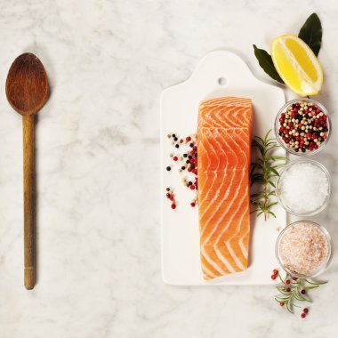 Taze çiğ somon filetosu.