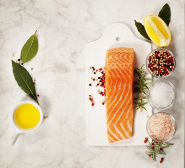 Taze çiğ somon filetosu.