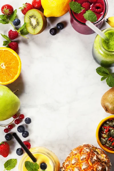 新鲜果汁和水果 — 图库照片