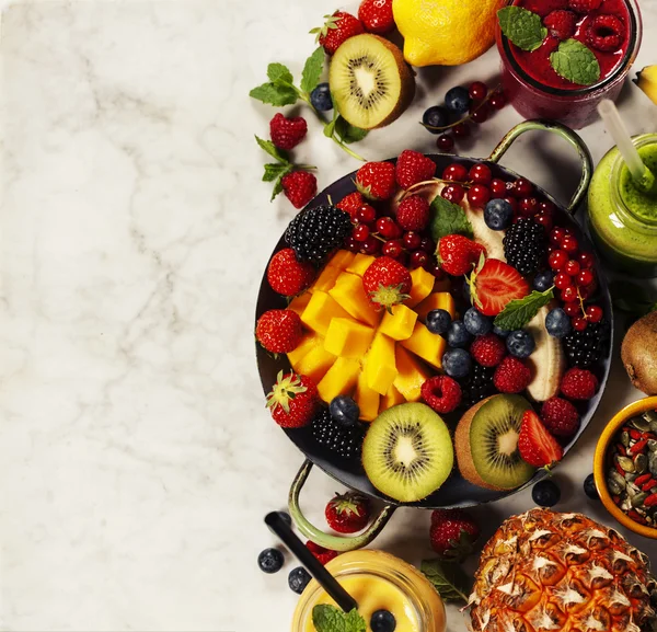 Fresh smoothies and fruits — Stock Photo, Image