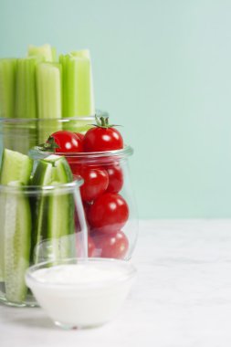 çeşitli taze sebze sos ile