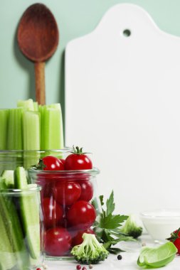 Çeşitli taze sebze daldırma ve beyaz seramik boa hizmet