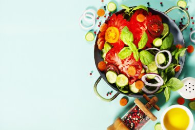 Mavi zemin üzerine taze salata