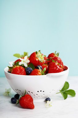 Kevgir içinde olgun çilek