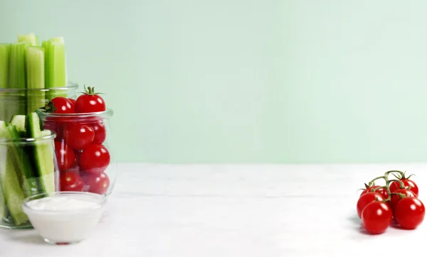 Variedad de verduras frescas con salsa — Foto de Stock