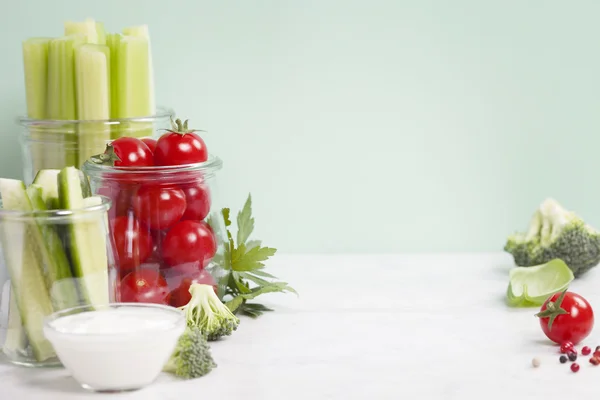 Variedad de verduras frescas con salsa — Foto de Stock