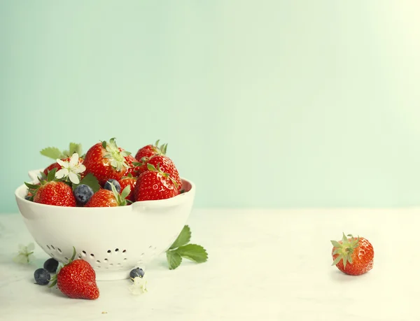 Ripe berries in colander — Stock Photo, Image