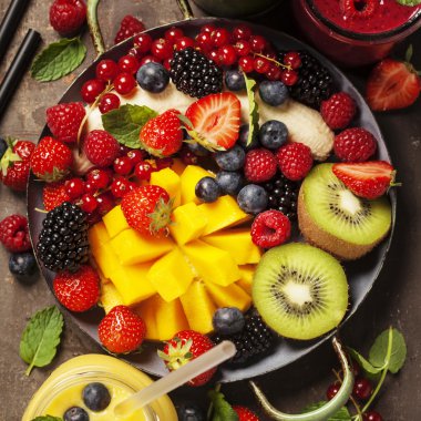 payet ve meyve ile çeşitli smoothies bardak