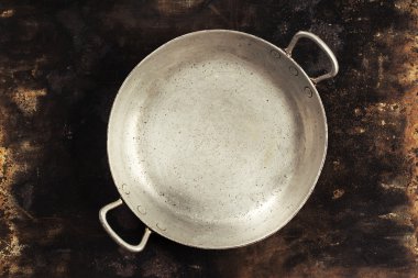 eski tencereye rustik arka plan üzerinde boş