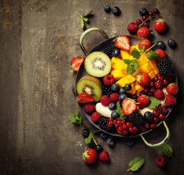 taze meyve ve çilek plaka üzerinde