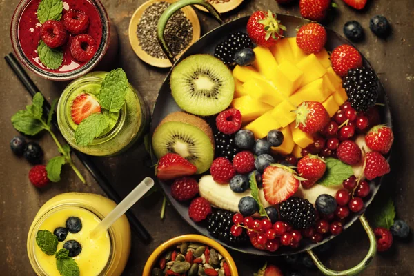 各种果汁吸管与水果的眼镜 — 图库照片