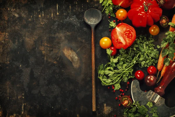 Houten lepel en ingrediënten op donkere achtergrond — Stockfoto