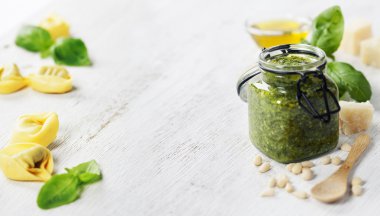 Pesto ile ev yapımı ham İtalyan tortellini