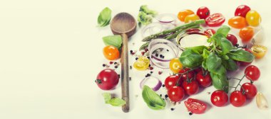 Beyaz arka planda taze sebzeler