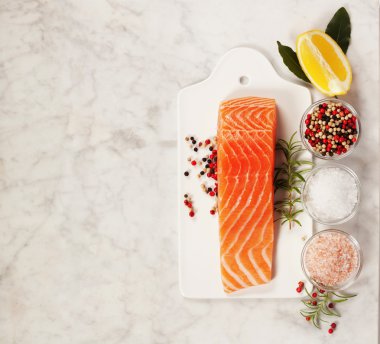 Taze çiğ somon filetosu.