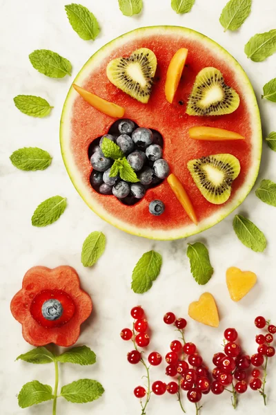 Yaz meyve kavramı. Karpuz, meyve, çilek ve nane bırakın — Stok fotoğraf