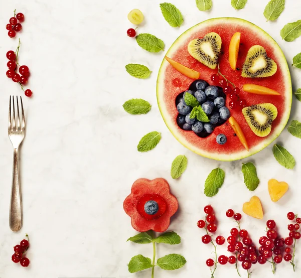 Concepto de fruta de verano. Permiso de sandía, frutas, bayas y menta — Foto de Stock