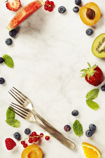 Sandía, frutas, bayas y hojas de menta. Fruta de verano cóncava —  Fotos de Stock