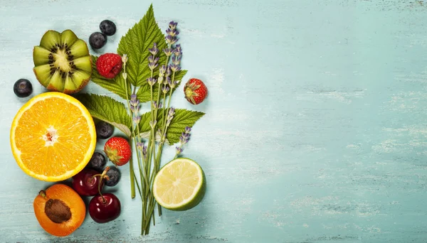 Mezcla de bayas frescas y frutas — Foto de Stock