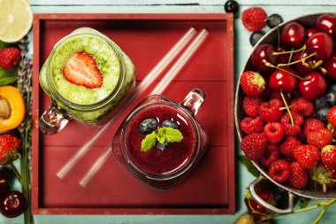 Taze malzemelerle sağlıklı smoothies 