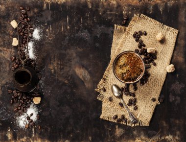 rustik koyu arka plan üzerinde kahve kompozisyon