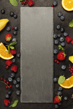 Kara tahta, meyve ve çilek.