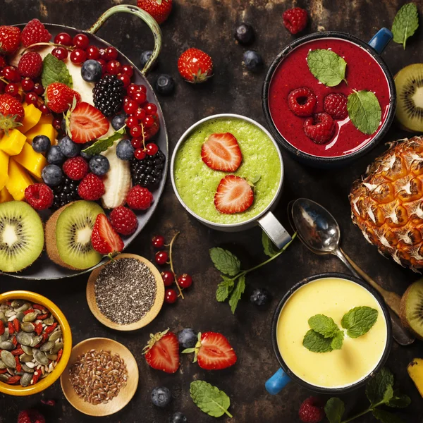 Payet ve meyve ile çeşitli smoothies bardak — Stok fotoğraf