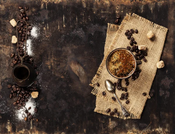 Složení kávy na tmavém pozadí rustikální — Stock fotografie