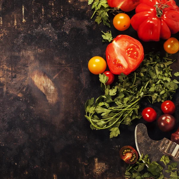 Cuchara de madera e ingredientes sobre fondo oscuro — Foto de Stock