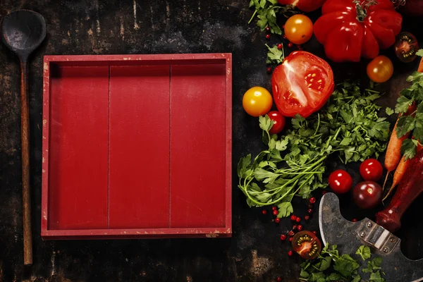 Houten lepel en ingrediënten op donkere achtergrond — Stockfoto