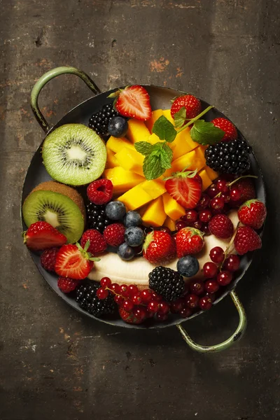 Fruits frais et baies sur assiette — Photo