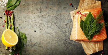 Çiğ somon fileto ve yemek pişirmek için malzemeler