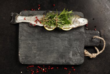 Limon, ot ve baharat ile ham Gökkuşağı alabalığı