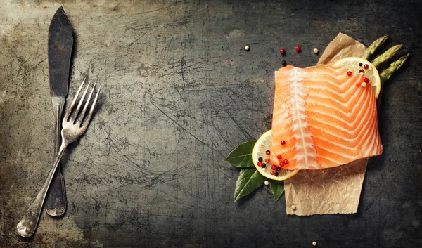 Rauwe zalm filet en ingrediënten voor het koken — Stockfoto