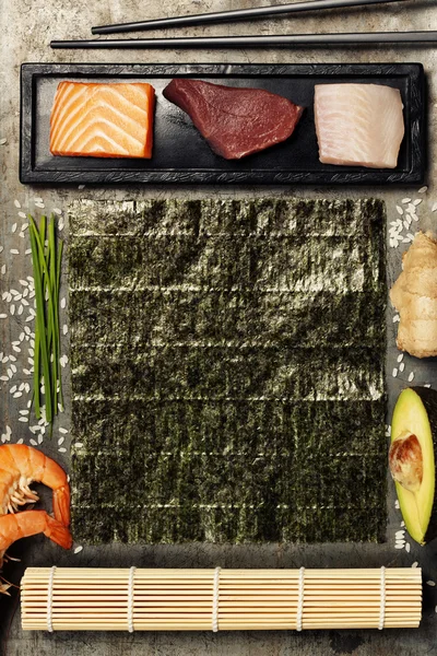Surtido de pescado crudo e ingredientes para hacer sushi — Foto de Stock