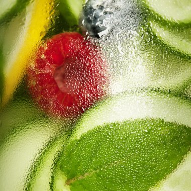 Salatalık, limon, limon, berry ve nane ile infüzyon su 