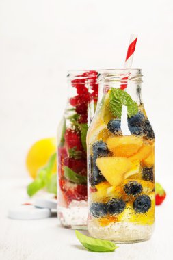 Detoks meyveli aromalı su