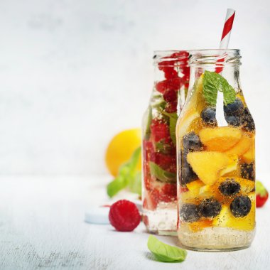 Detoks meyveli aromalı su