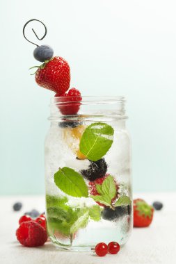 Detoks Meyve aromalı su taze yaz meyve metal üzerinde infüzyon 