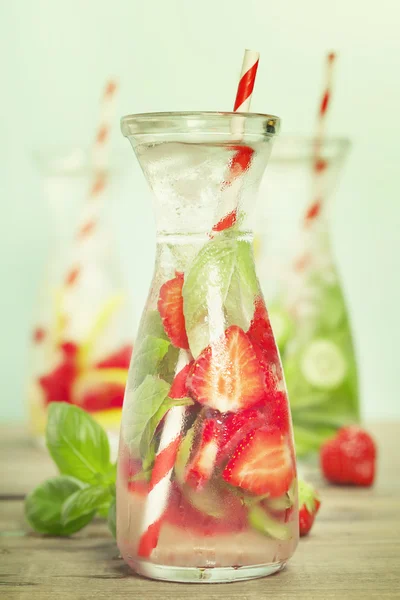 Detox frukt infunderas smaksatt vatten — Stockfoto