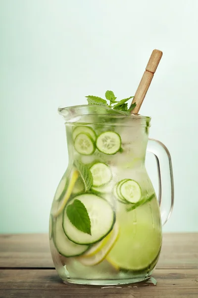 Agua infundida con pepino, limón, lima y menta — Foto de Stock