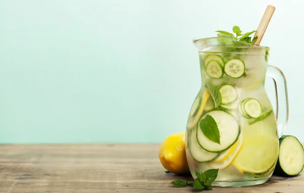Agua infundida con pepino, limón, lima y menta — Foto de Stock