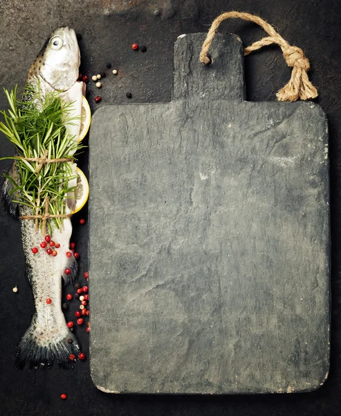 Raw rainbow trout with lemon, herbs and spice — Stock Photo, Image