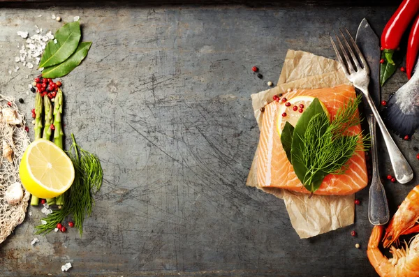 Filet de saumon cru et ingrédients pour la cuisson — Photo