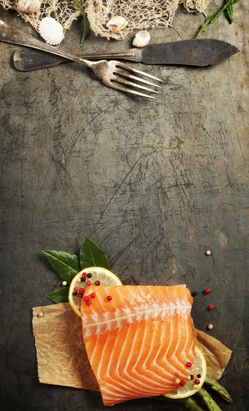 Filetto di salmone crudo e ingredienti per la cottura — Foto Stock