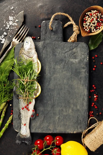 Raw rainbow trout with lemon, herbs and spice — Stock Photo, Image