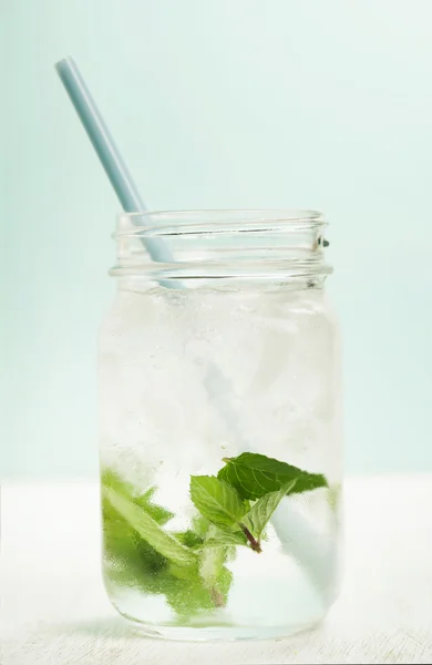 Bicchiere di acqua fredda con foglie di menta fresca e cubetti di ghiaccio — Foto Stock